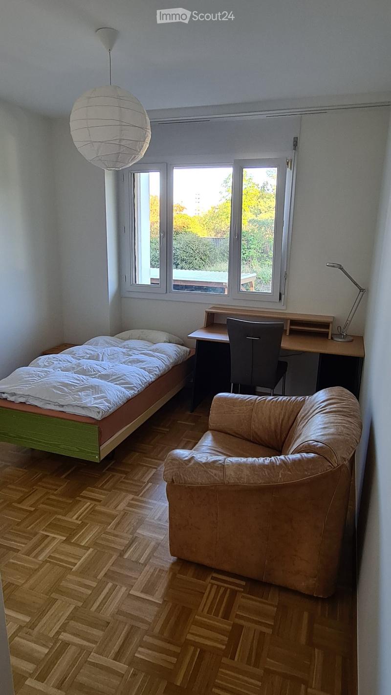 Zimmer mit Möbeln und eigenem Bad - ab Juli (1)