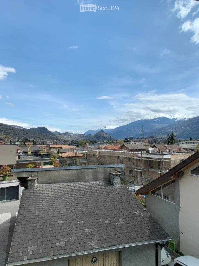 Spacious 2-room apartment on the top floor in Vétroz (1)