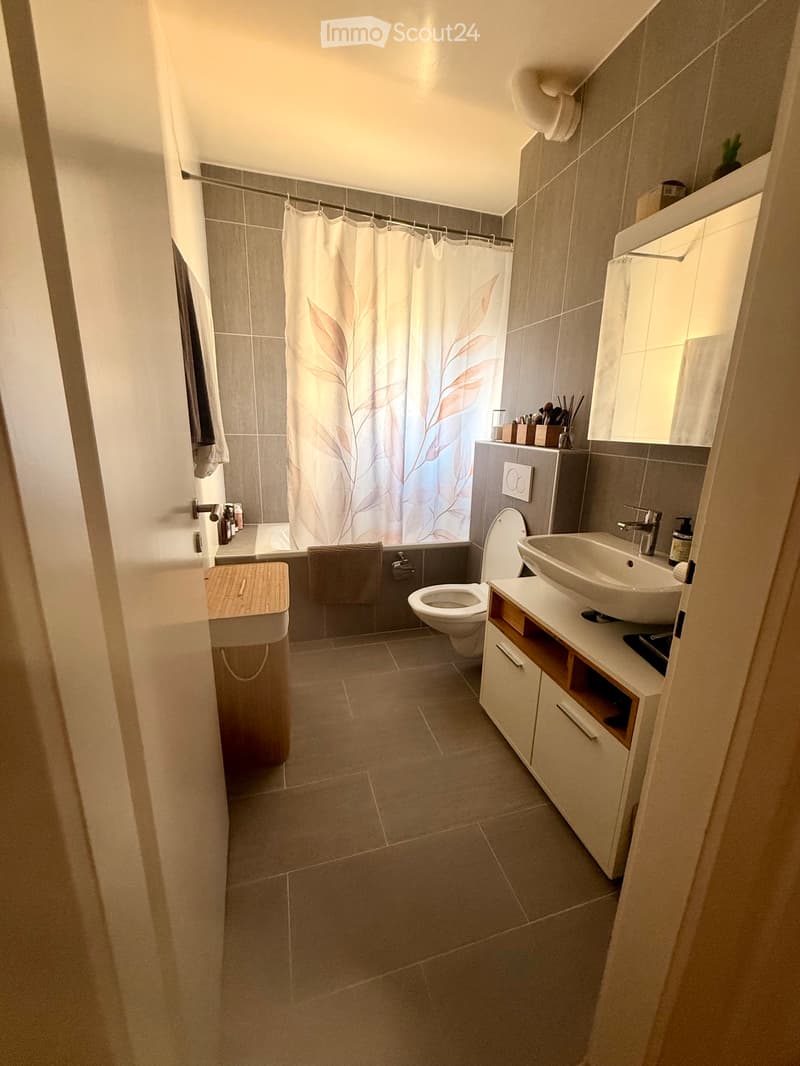 Bello appartamento di 2,5 locali con balcone a Neuchâtel (2)