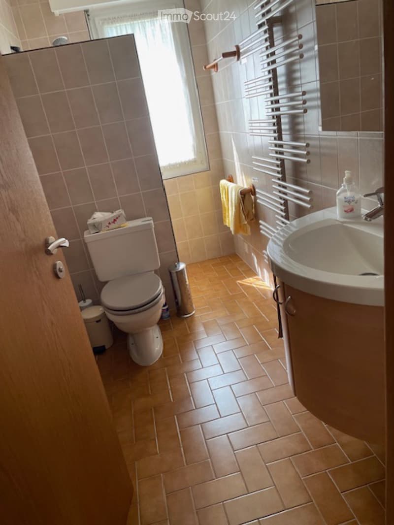 Ampia camera indipendente in una villa (5)