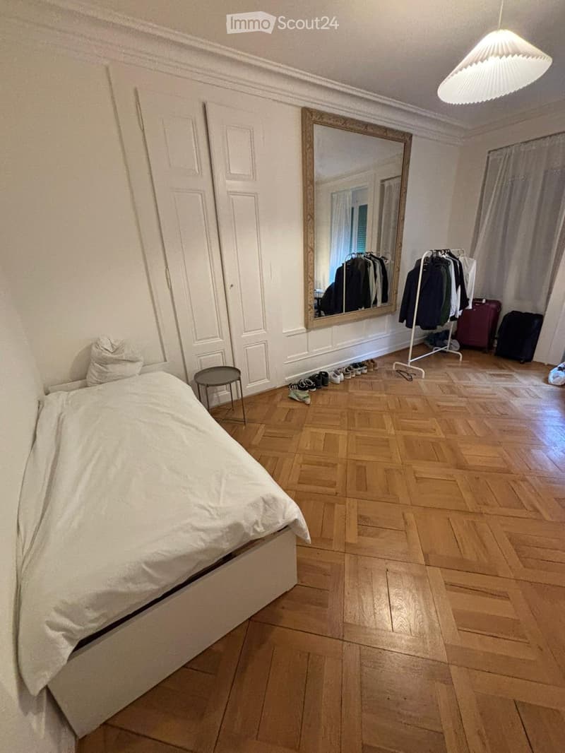 Grande camera in condivisione nel centro città (1)