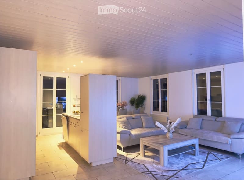 Appartamento 5.5 locali con balcone, parcheggio e vista sulla montagna (2)
