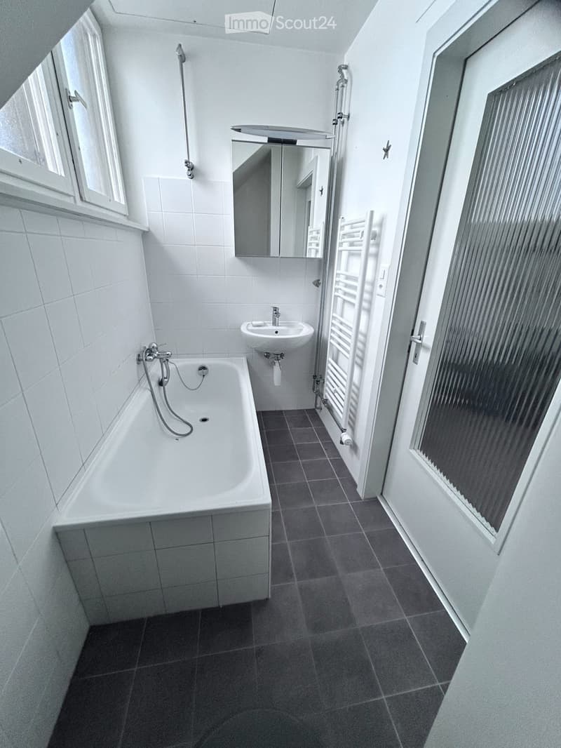 Zweizimmerwohnung in Le Locle & Außenterrain (1)