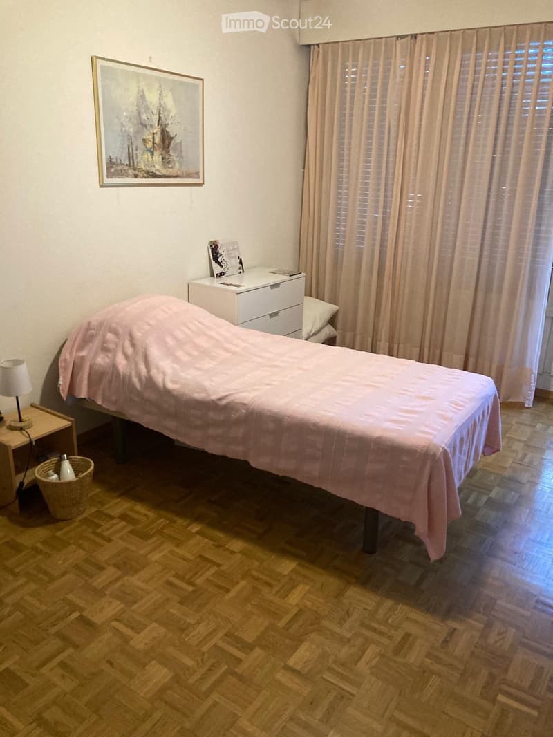 Grande chambre avec balcon et salle de bain privée. (5)