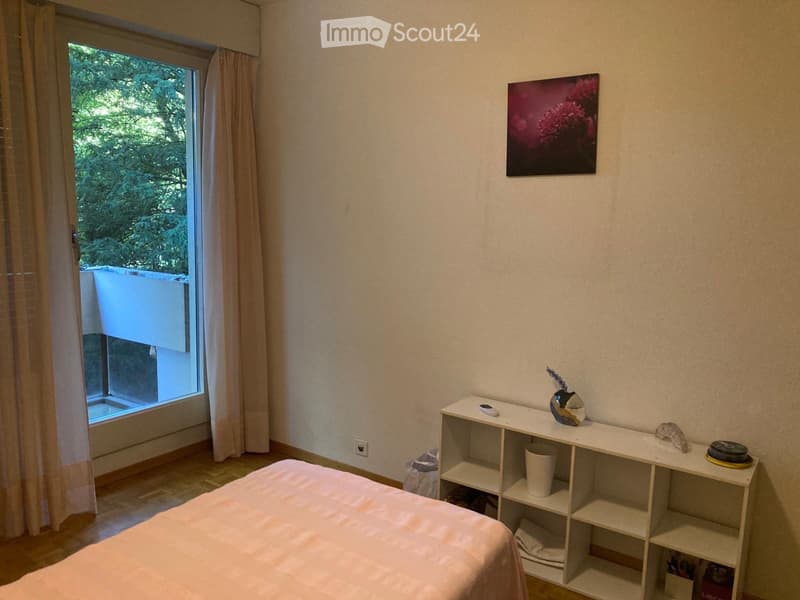 Grande chambre avec balcon et salle de bain privée. (4)