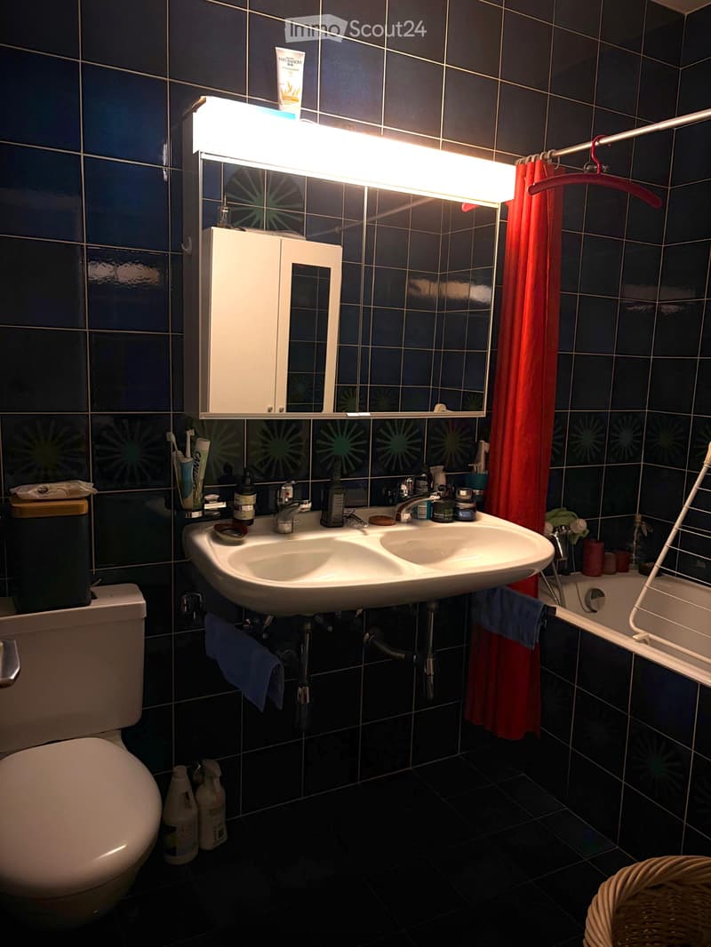 Grande chambre avec balcon et salle de bain privée. (3)