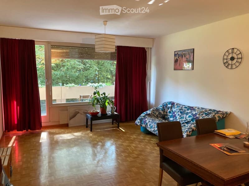Grande chambre avec balcon et salle de bain privée. (2)