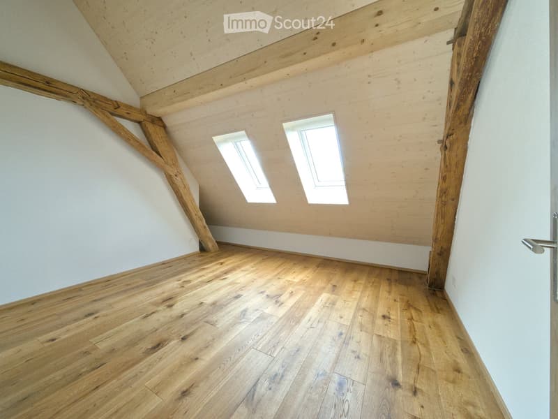 Prima locazione di un appartamento mansardato di 5,5 locali in una casa colonica storica a Lurtigen (5)