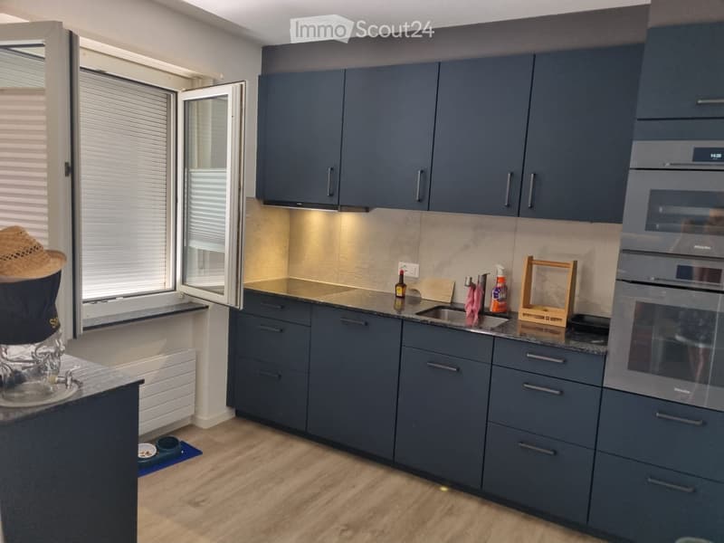 Appartement de 2,5 pièces rénové avec élégance et balcon (3)