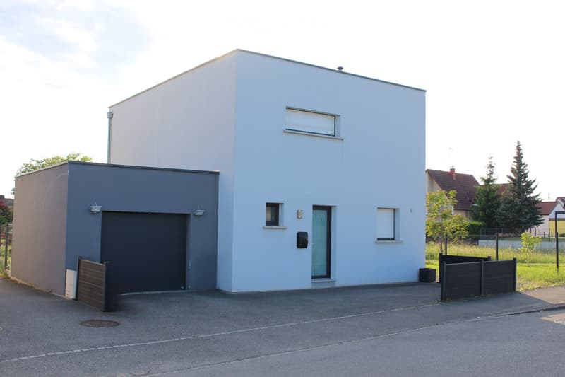 Modernes Einfamilienhaus mit Garten (5)