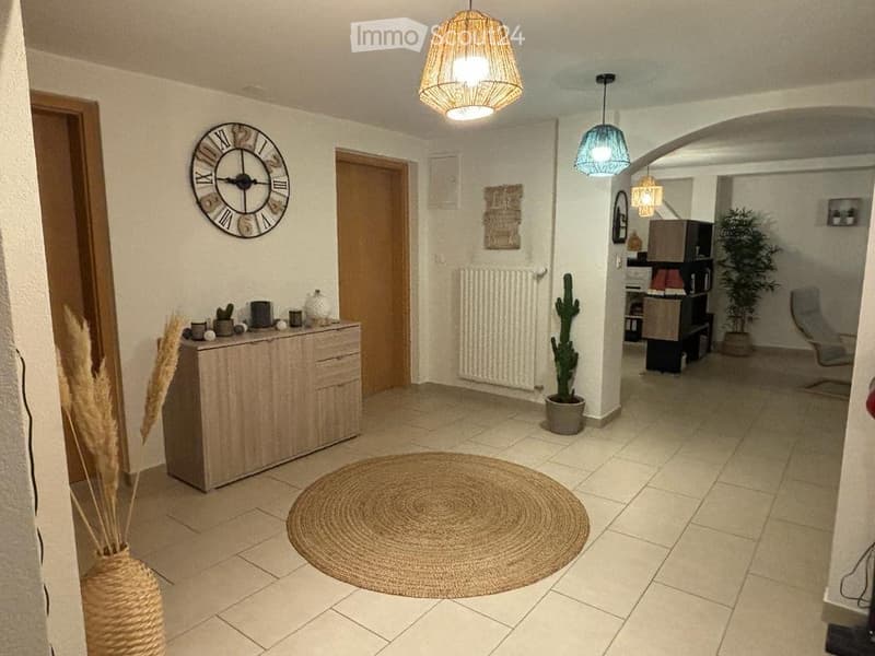 Geräumige 4,5-Zimmer-Wohnung im 2. Stock eines kleinen Gebäudes (1)