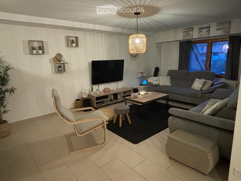 Geräumige 4,5-Zimmer-Wohnung im 2. Stock eines kleinen Gebäudes (2)
