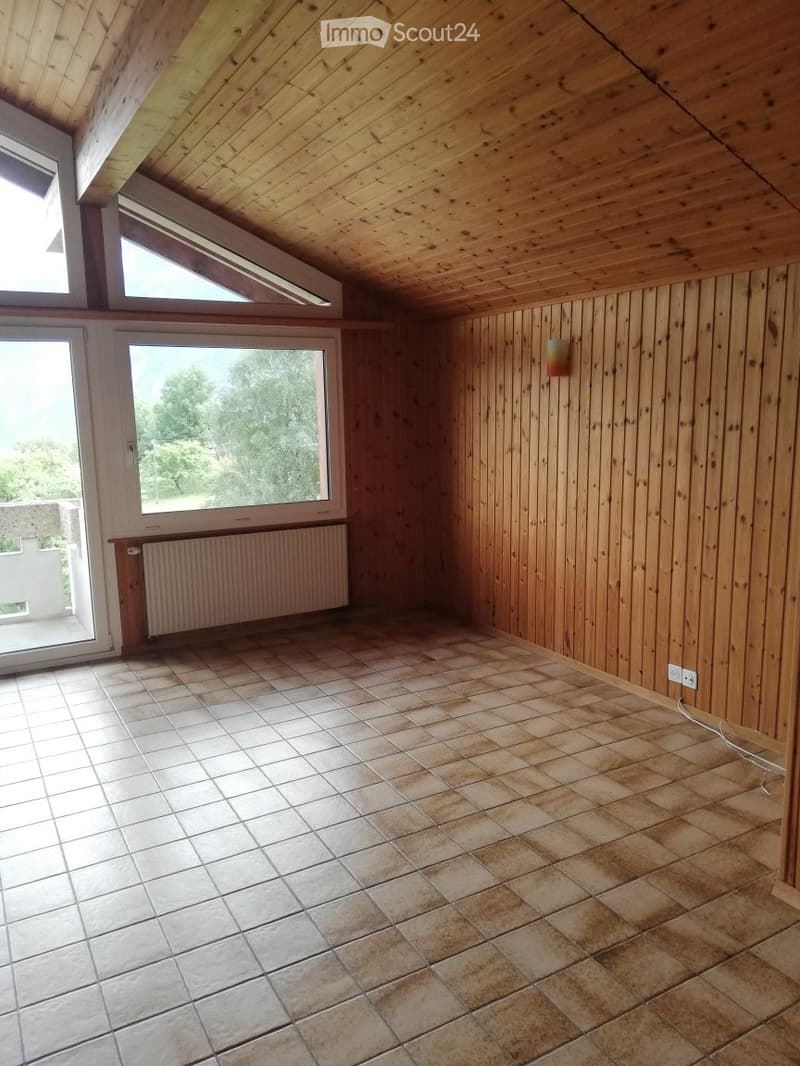 Geräumige 3.5-Zimmer-Wohnung im 1. Stock unter dem Dach (1)