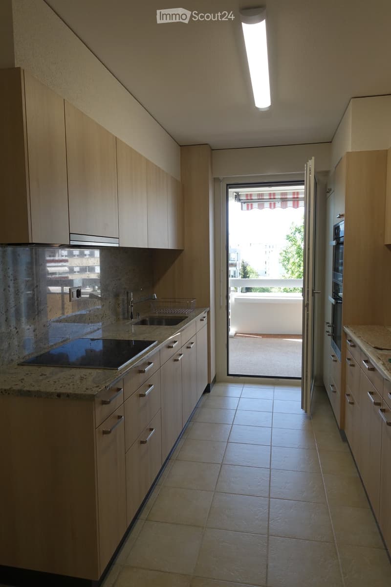 Schönes helles 4.5-Zimmer-Apartment im 8. Stock, Beaumont, Fribourg (2)