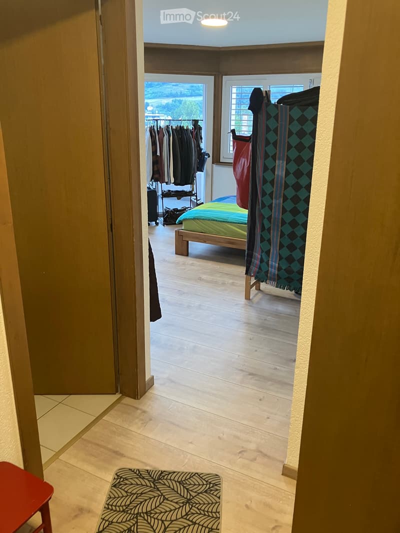 Übergabe des Mietvertrags für ein modernes Studio in Sion (5)