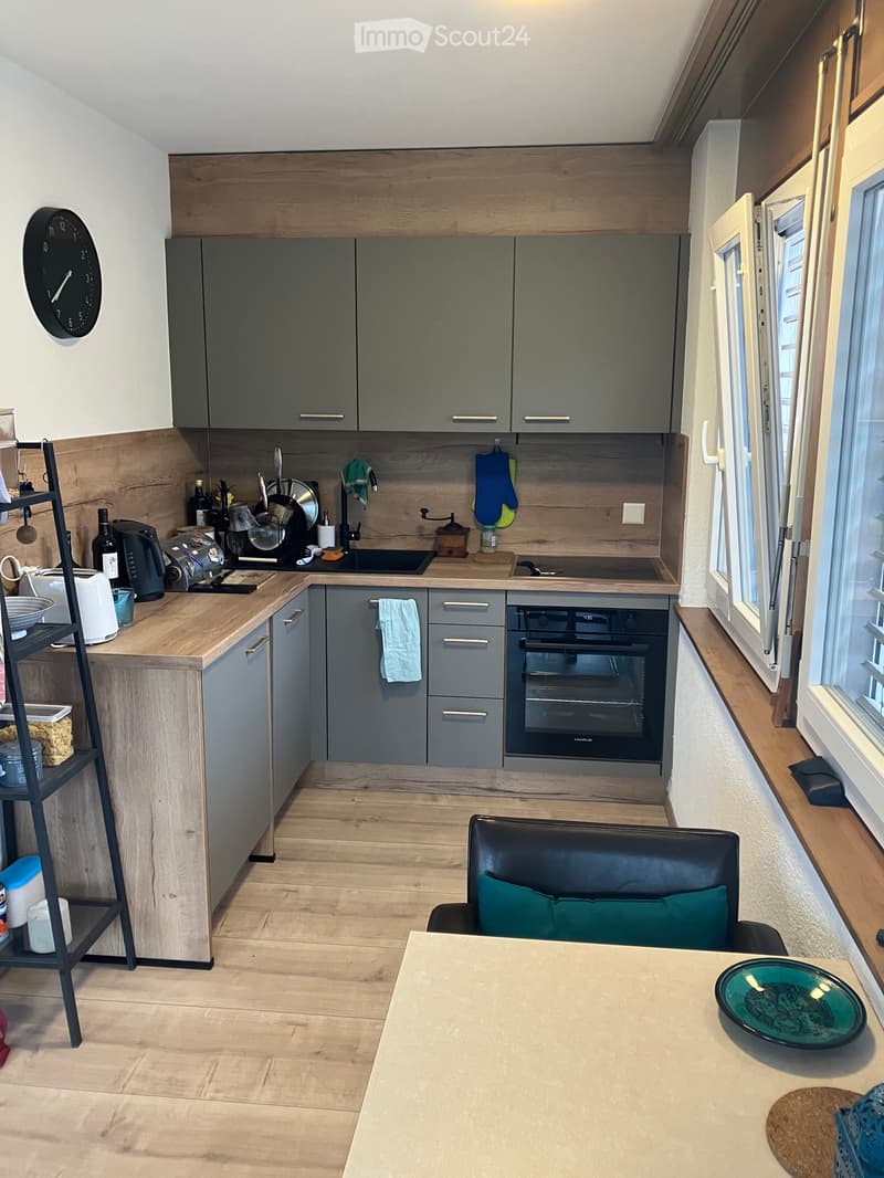 Übergabe des Mietvertrags für ein modernes Studio in Sion (2)