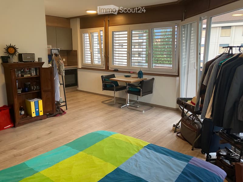 Übergabe des Mietvertrags für ein modernes Studio in Sion (1)