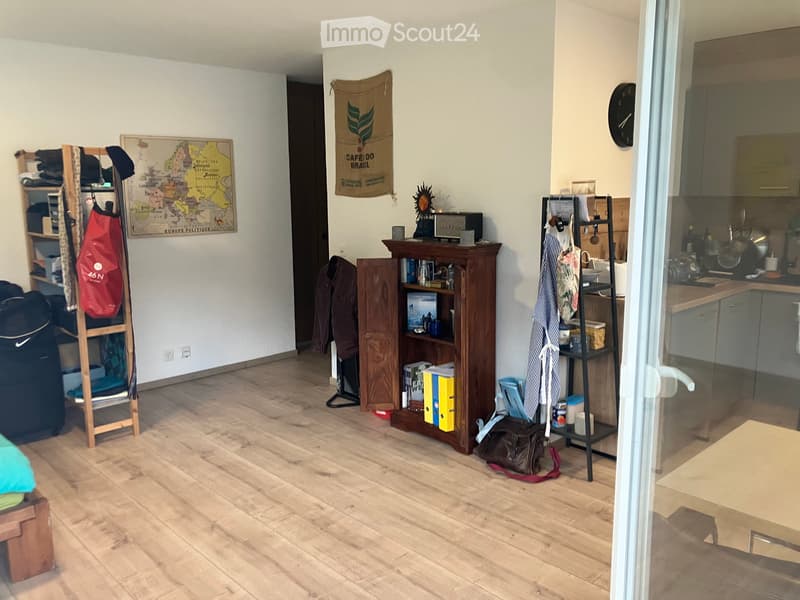 Übergabe des Mietvertrags für ein modernes Studio in Sion (4)