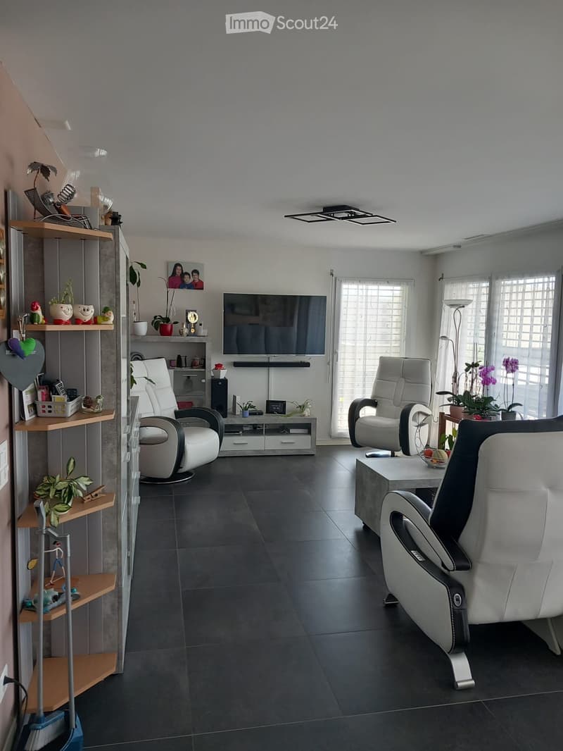 Prächtige 4.5-Zimmer-Wohnung mit großer Terrasse in Cernier (2)
