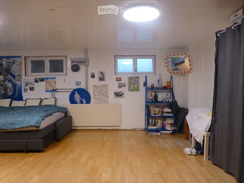 GROßES ZIMMER IM UNTERGESCHOSS EINER VILLA (1)