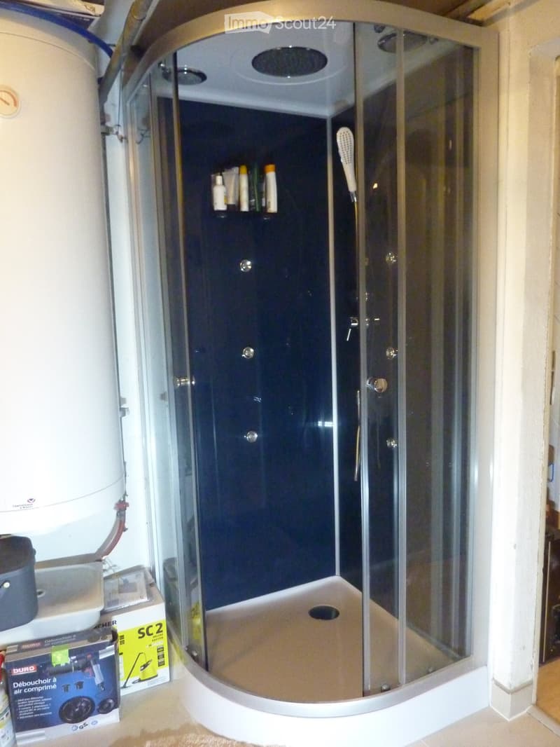 GROßES ZIMMER IM UNTERGESCHOSS EINER VILLA (5)