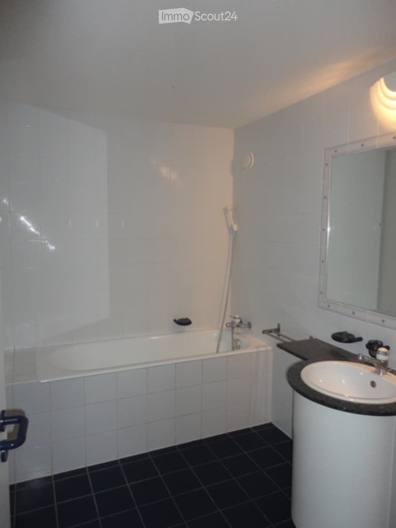 *TAKEOVER OF LEASE* 2 rooms bright with balcony in Nyon (5)