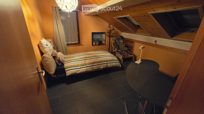 Spacious and quiet guest room (2)