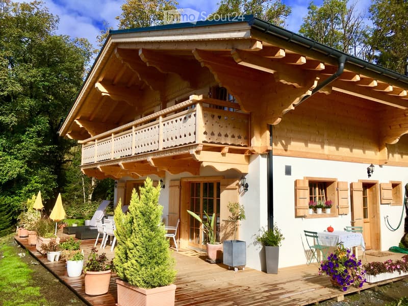 For sale is a magnificent log cabin of high standing (1)