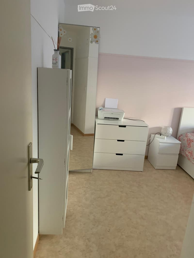 Geräumiges und möbliertes Zimmer im Kanton Genf (2)
