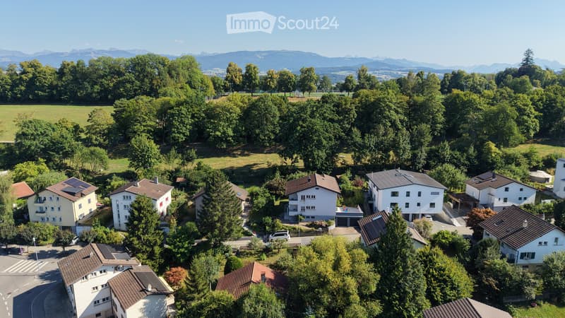 Ein von Guintzet umgebendes Haus mit zwei Wohnungen (3)