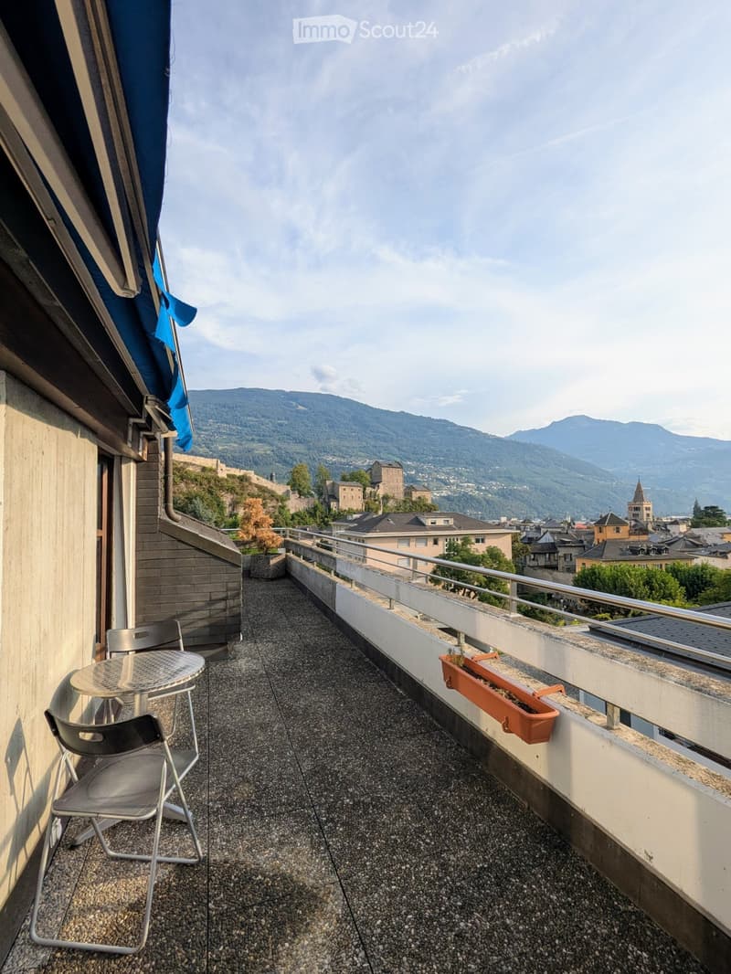 Charmant attique 2,5 pièces avec terrasse au centre de Sion (5)