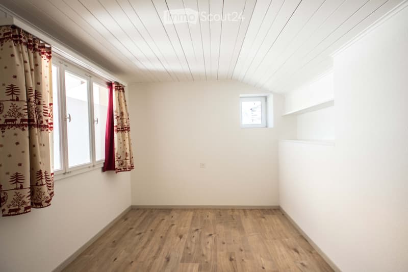 Moderne 4.5-Zimmer-Dachwohnung mit rundum Bergsicht (2)