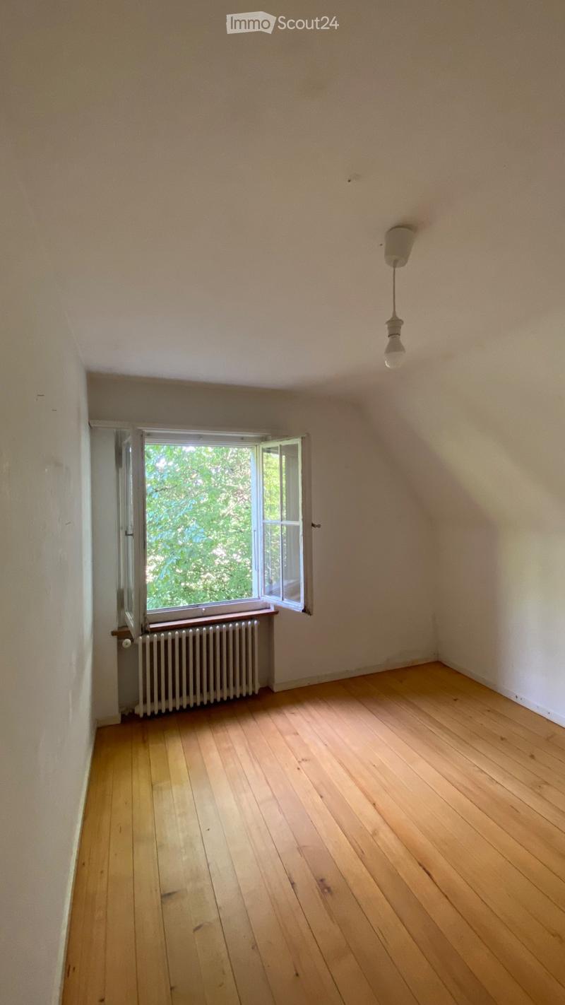 Schönes Mansardenzimmer in 1952 Familienhaus zu vermieten (2)