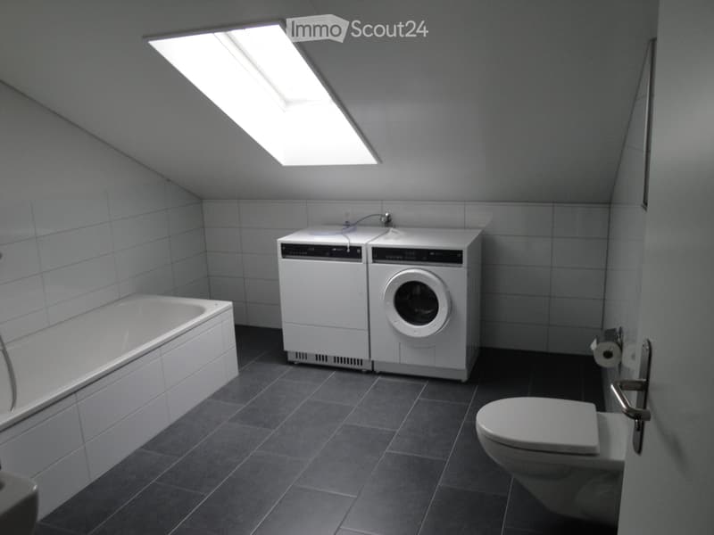 Charmante 3.5-Zimmer-Dachwohnung mit Balkon in Mühlau (2)