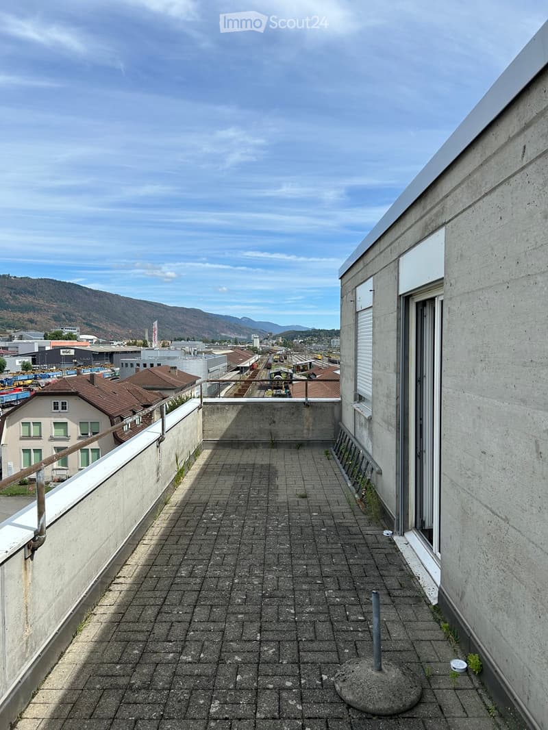 Charmante 2.5-Zimmer-Dachwohnung mit Bergblick in Biel (5)