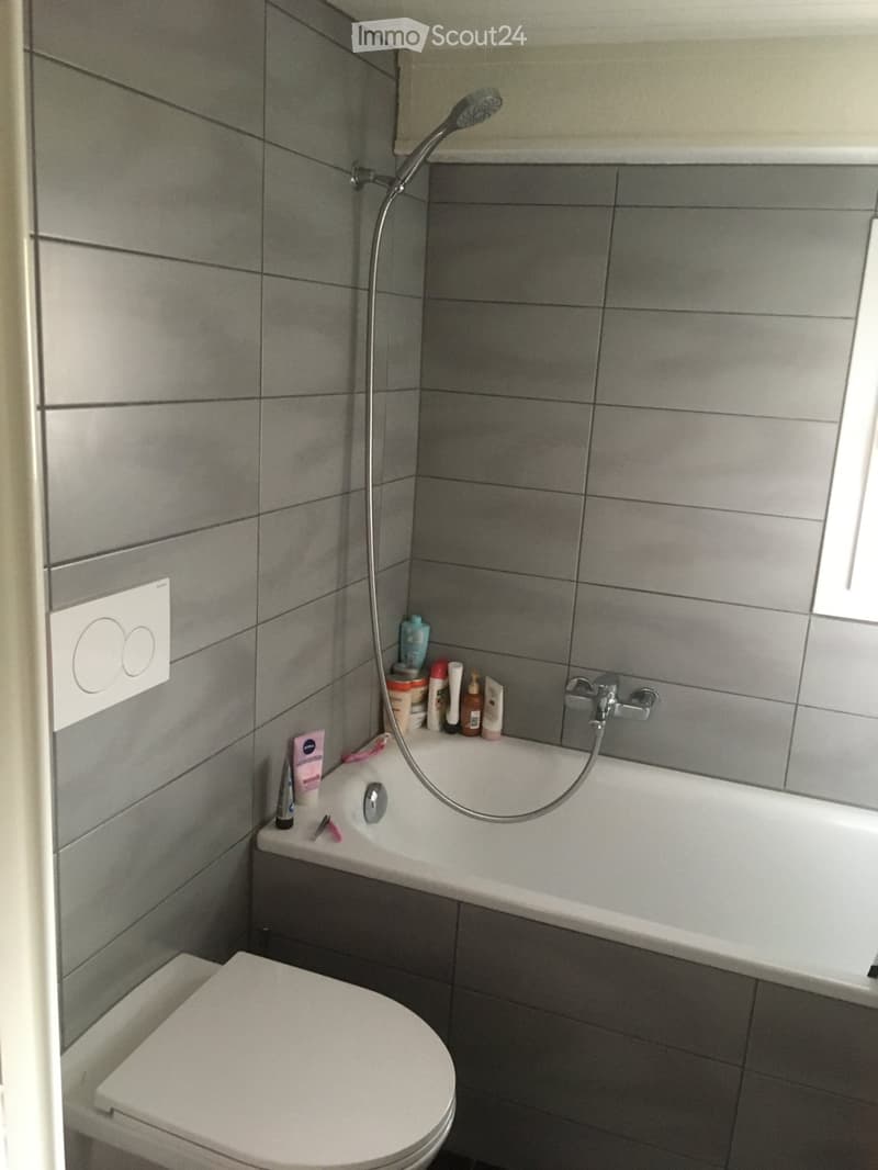 Dans bâtiment à 3 appartements, au 2eme étage, (4)