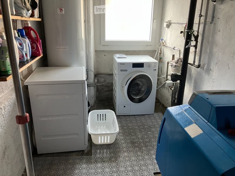 Dans bâtiment à 3 appartements, au 2eme étage, (11)
