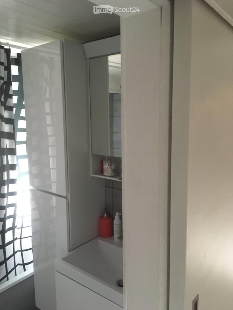 Dans bâtiment à 3 appartements, au 2eme étage, (5)