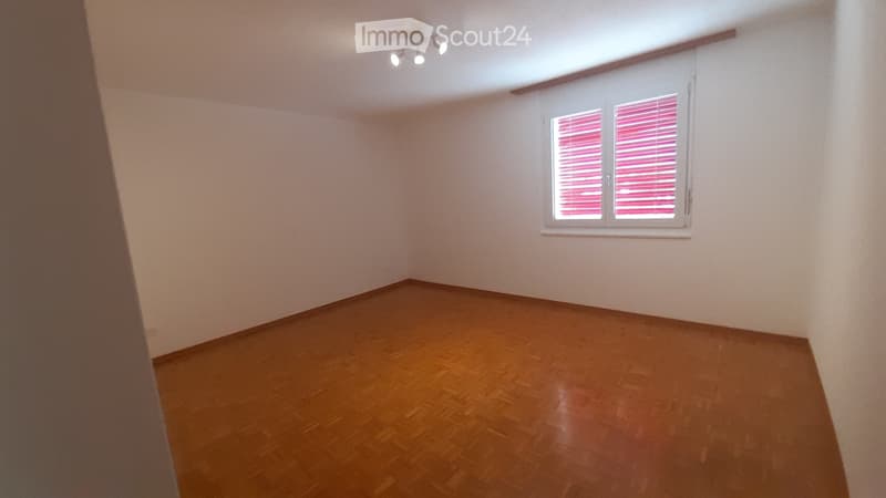 helle 4.5 Zimmerwohnung in Salgesch (3)