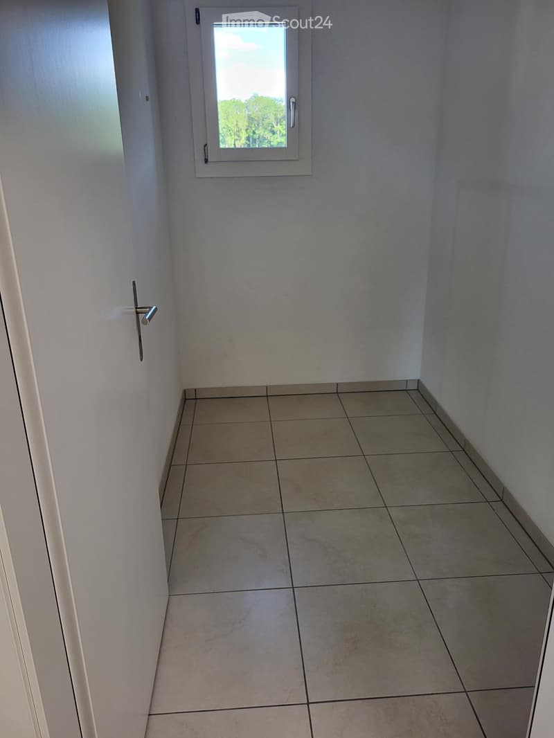 Lumineux appartement en attique de 2,5 pièces à Fribourg (5)