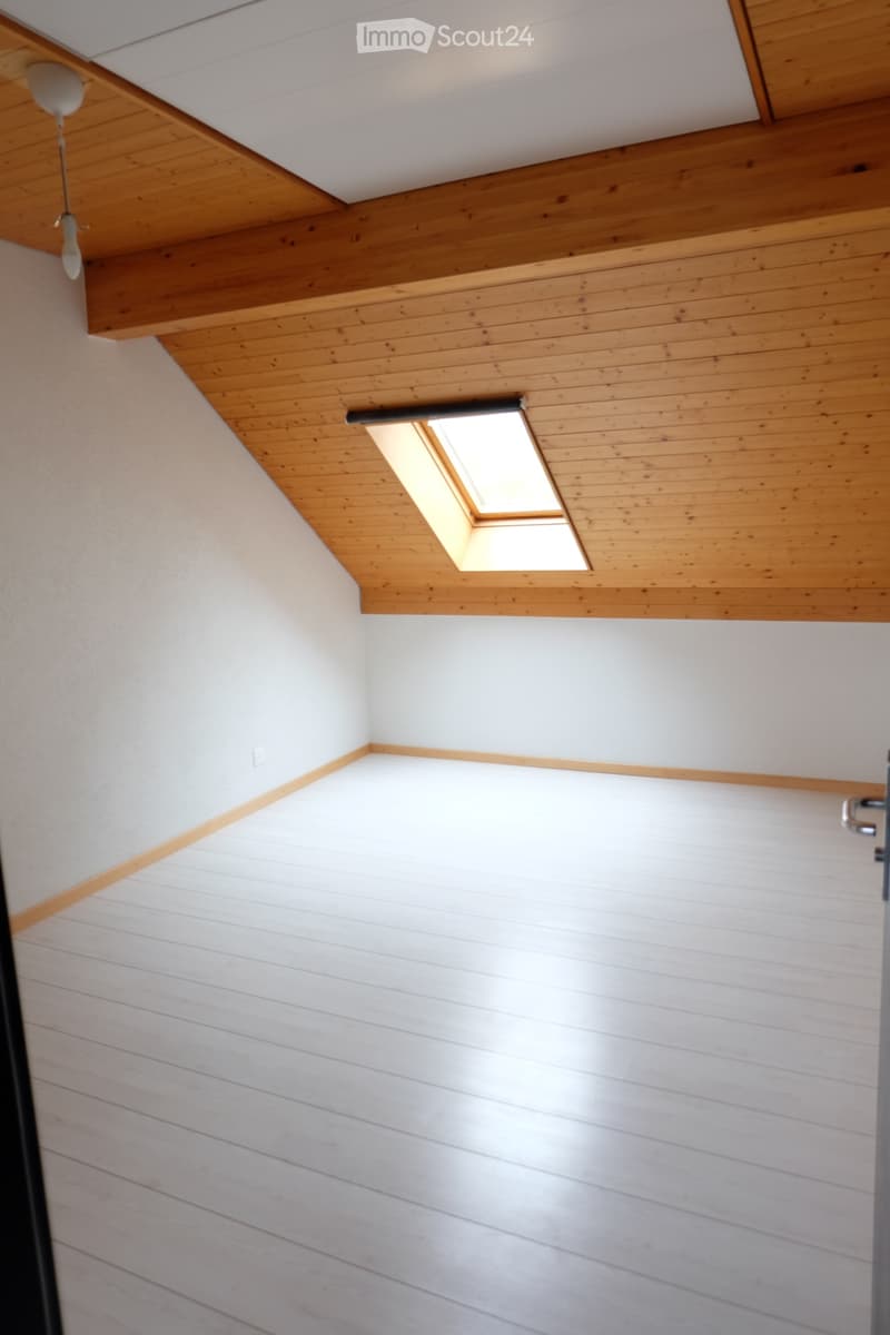 Lumineux appartement de 2,5 pièces à Travers (2)