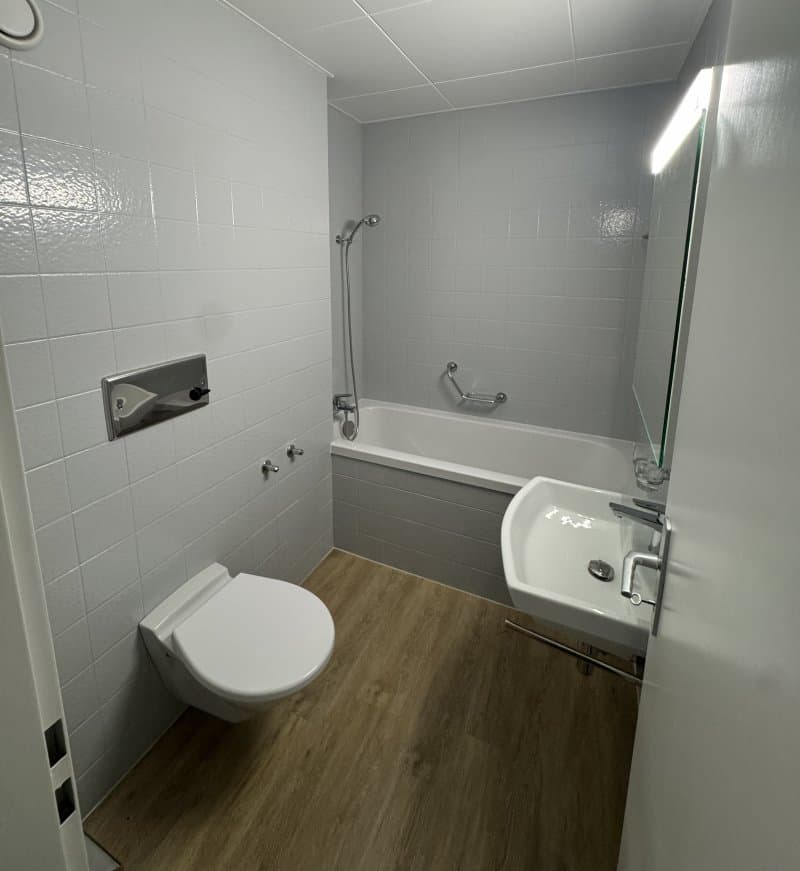Salle de bains avec baignoire