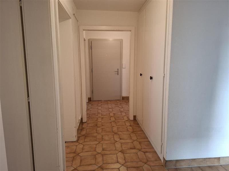 Hall avec armoires encastrées