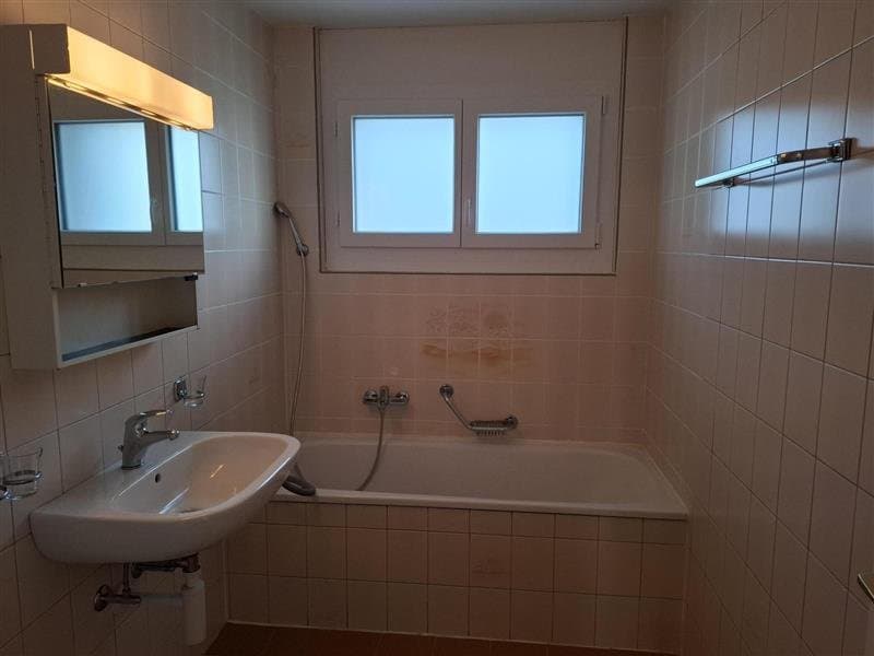 Salle de bain avec baignoire