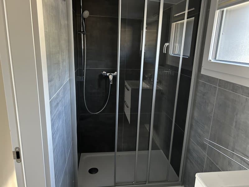 Salle de douche à l'étage