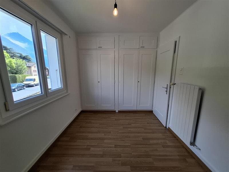 Chambre 2 avec armoires murales