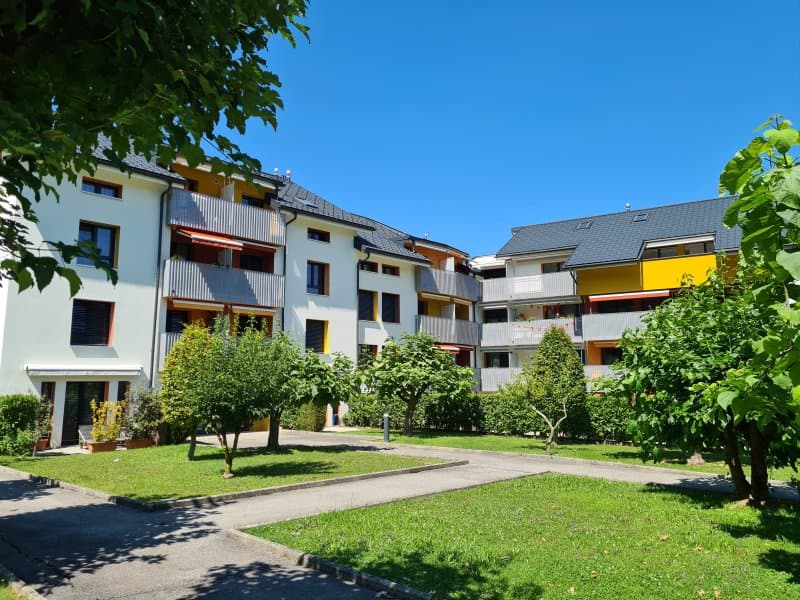 02704 - Appartement 4 pièces - entrée "B" - Appartement de 4 pièces comprenant une cuisine agencée, un séjour, une salle de bains/WC, une salle de douches/WC, trois chambres, un balcon et une cave. - Muraz (1)