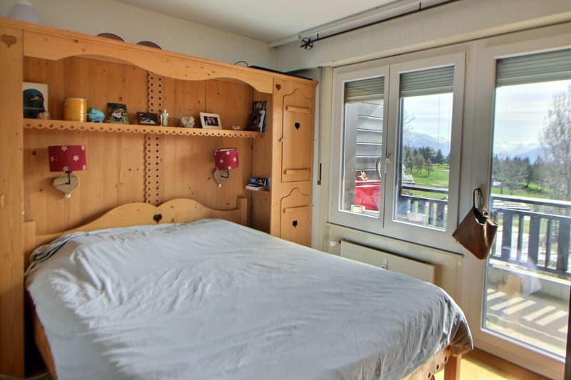 Charming renovated 2.5-room apartment with south-facing balcony in the heart of Crans-Montana. (4)