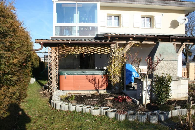 Vue depuis le jardin de la terrasse couverte