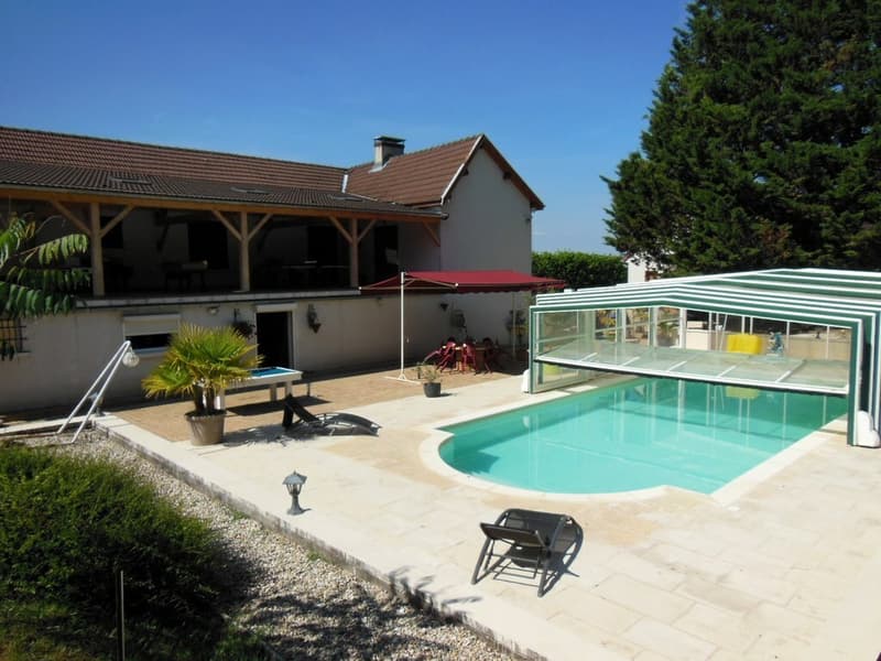 Vue de la villa avec terrasse et piscine